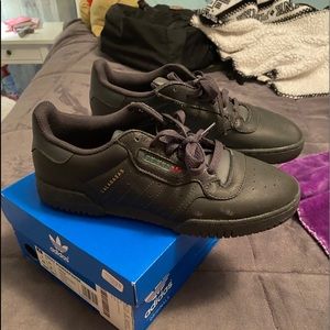 black yeezy calabasas